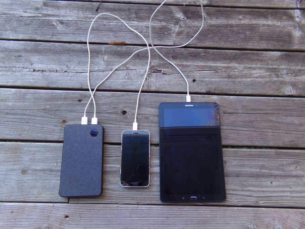 2 devices connected to a portable power bank.