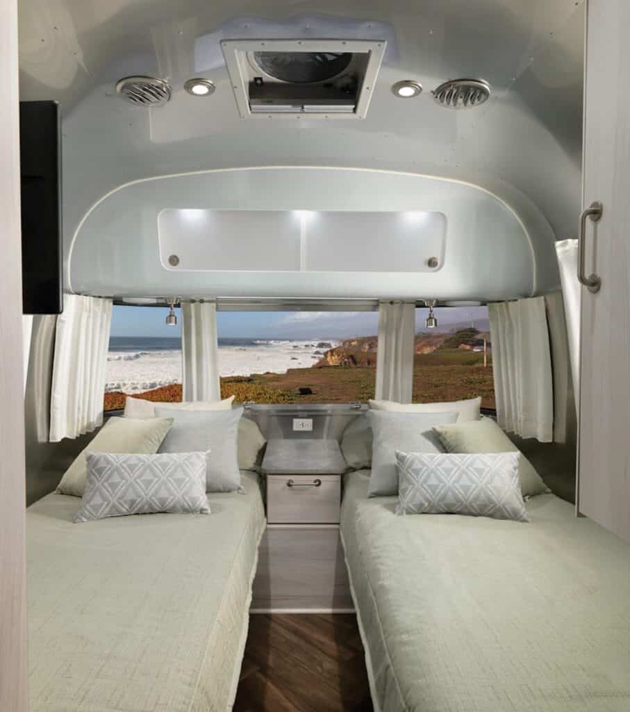 airstream flying cloud twin beds